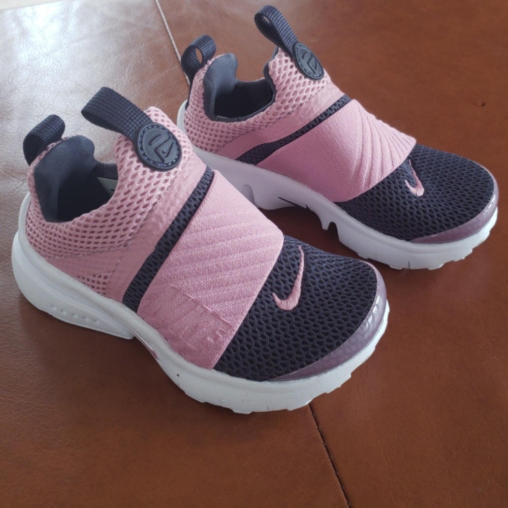 NWOT girls Nike shoes 9t
